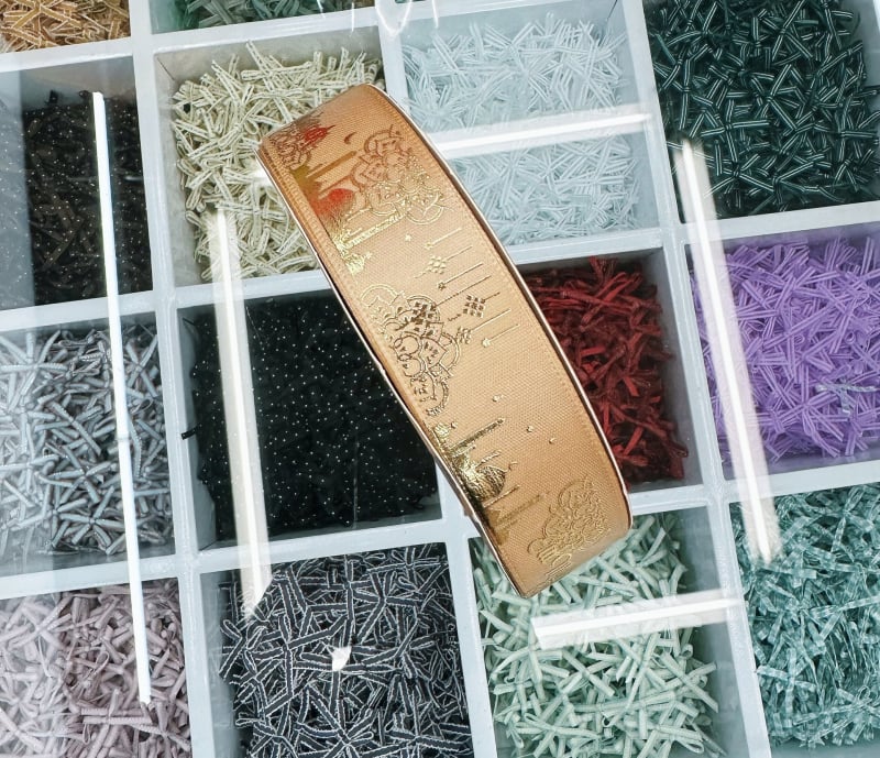 Dekoratyvinė juostelė su folijos įspaudu, motyvais: žvaigždė, mėnulis ir raidės; skirta dovanoms įvynioti ir šventinei dekoracijai