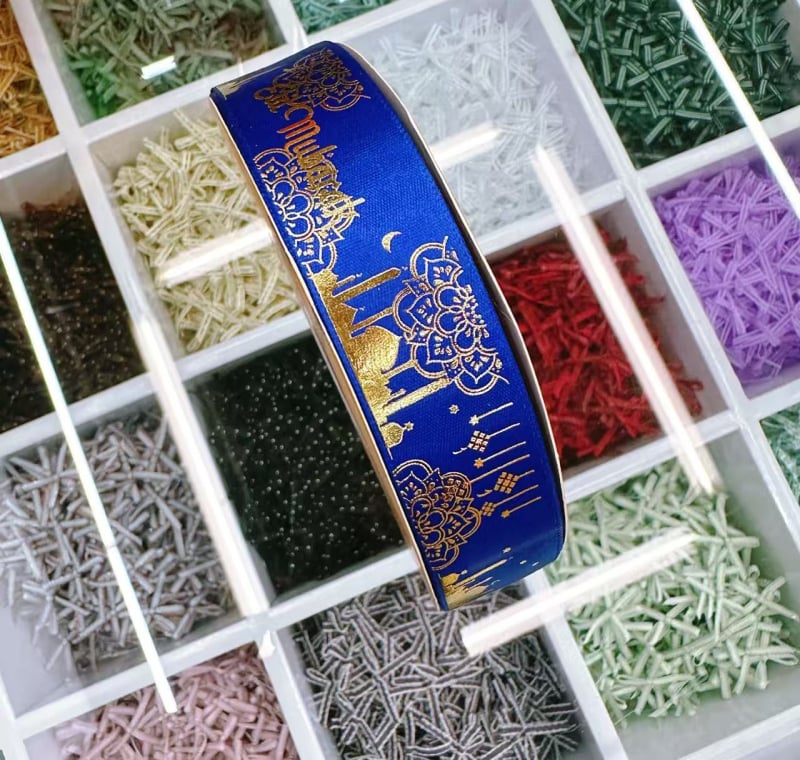 Dekoratyvinė juostelė su folijos įspaudu, motyvais: žvaigždė, mėnulis ir raidės; skirta dovanoms įvynioti ir šventinei dekoracijai