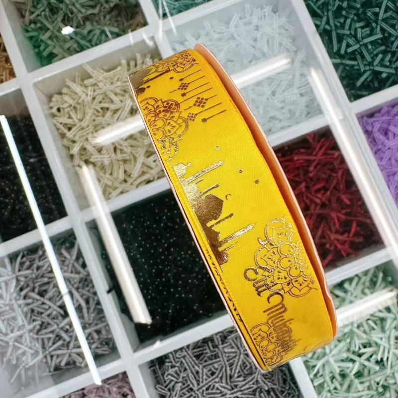 Dekoratyvinė juostelė su folijos įspaudu, motyvais: žvaigždė, mėnulis ir raidės; skirta dovanoms įvynioti ir šventinei dekoracijai