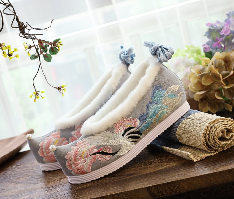 Kokvilnas auduma augšdaļa ar ziedu rakstu, burbuļojoša zole, 3–5 cm vidējā papēža, apaļa purngale