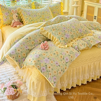 Lovos užtiesalos su nėrinių krašteliu, gėlių raštas, Milk Fleece, siūta, reaktyvus spausdinimas, keturių dalių komplektas