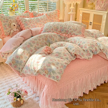 Lovos užtiesalos su nėrinių krašteliu, gėlių raštas, Milk Fleece, siūta, reaktyvus spausdinimas, keturių dalių komplektas