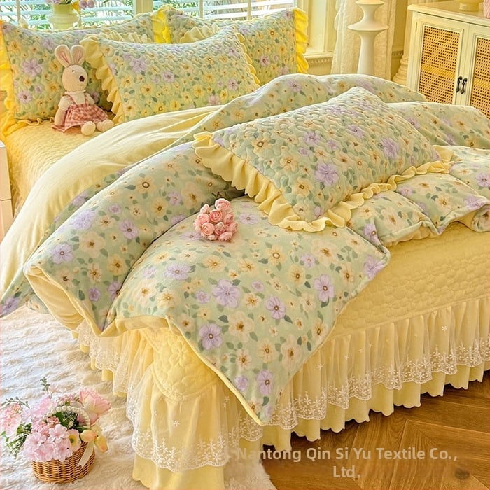 Lovos užtiesalos su nėrinių krašteliu, gėlių raštas, Milk Fleece, siūta, reaktyvus spausdinimas, keturių dalių komplektas