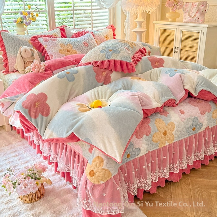 Lovos užtiesalos su nėrinių krašteliu, gėlių raštas, Milk Fleece, siūta, reaktyvus spausdinimas, keturių dalių komplektas