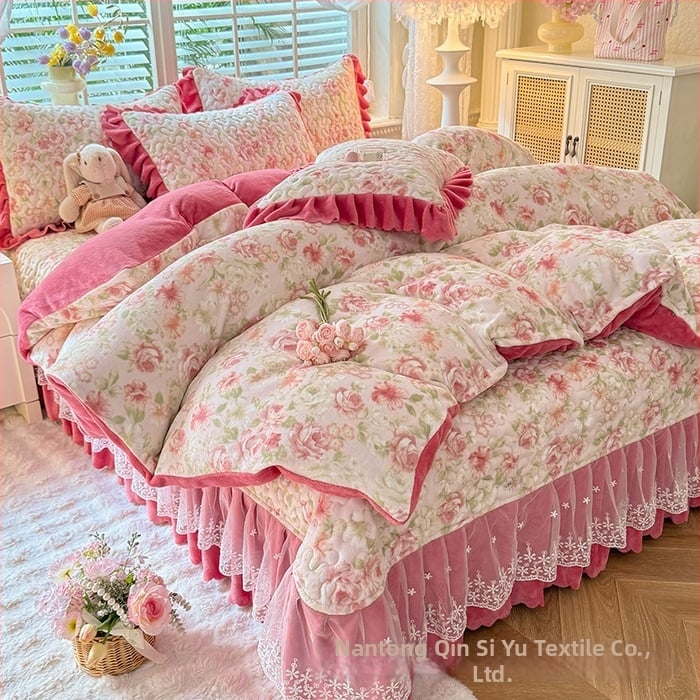 Lovos užtiesalos su nėrinių krašteliu, gėlių raštas, Milk Fleece, siūta, reaktyvus spausdinimas, keturių dalių komplektas