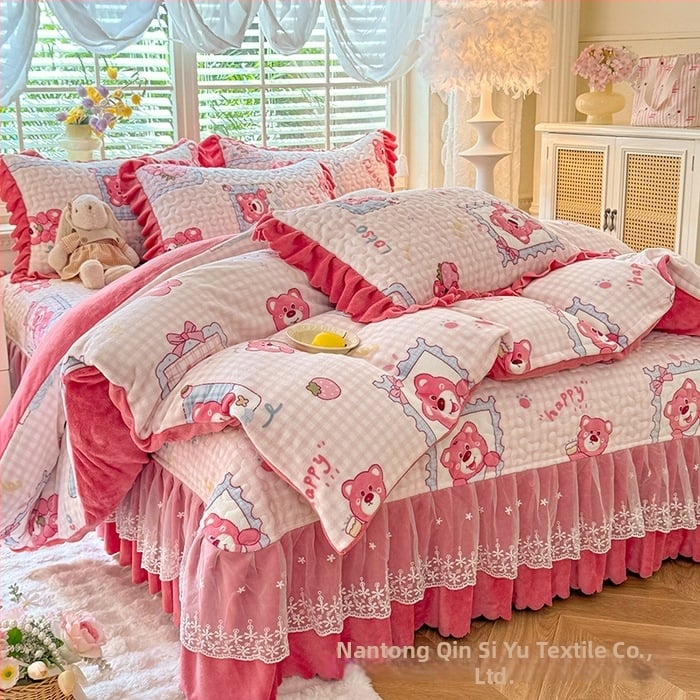 Lovos užtiesalos su nėrinių krašteliu, gėlių raštas, Milk Fleece, siūta, reaktyvus spausdinimas, keturių dalių komplektas