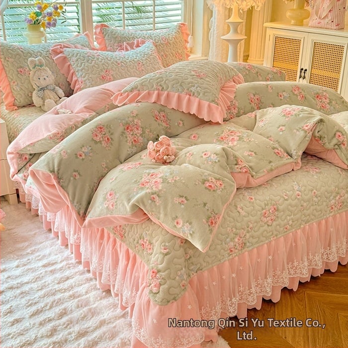 Lovos užtiesalos su nėrinių krašteliu, gėlių raštas, Milk Fleece, siūta, reaktyvus spausdinimas, keturių dalių komplektas