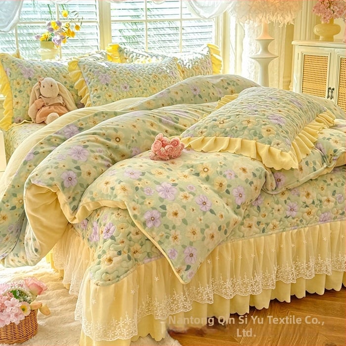 Lovos užtiesalos su nėrinių krašteliu, gėlių raštas, Milk Fleece, siūta, reaktyvus spausdinimas, keturių dalių komplektas