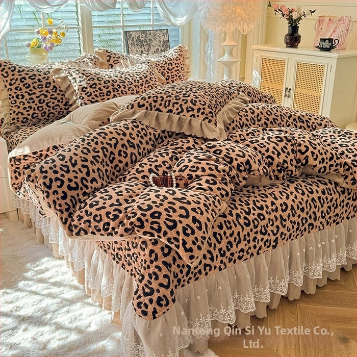 Lovos užtiesalos su nėrinių krašteliu, gėlių raštas, Milk Fleece, siūta, reaktyvus spausdinimas, keturių dalių komplektas