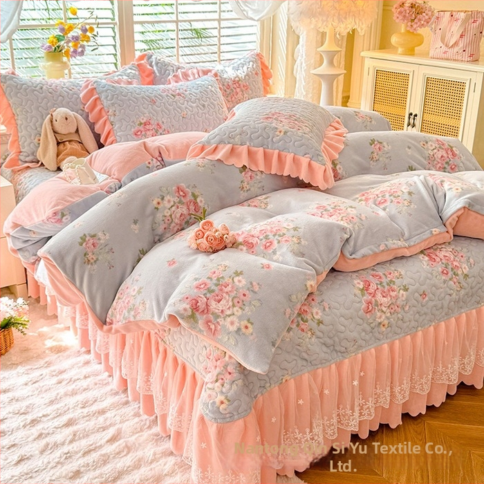 Lovos užtiesalos su nėrinių krašteliu, gėlių raštas, Milk Fleece, siūta, reaktyvus spausdinimas, keturių dalių komplektas