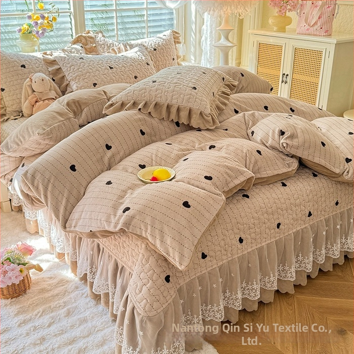 Lovos užtiesalos su nėrinių krašteliu, gėlių raštas, Milk Fleece, siūta, reaktyvus spausdinimas, keturių dalių komplektas