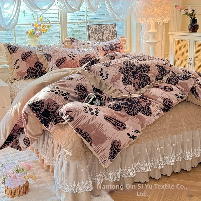 Lovos užtiesalos su nėrinių krašteliu, gėlių raštas, Milk Fleece, siūta, reaktyvus spausdinimas, keturių dalių komplektas