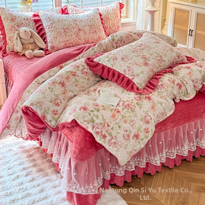 Lovos užtiesalos su nėrinių krašteliu, gėlių raštas, Milk Fleece, siūta, reaktyvus spausdinimas, keturių dalių komplektas