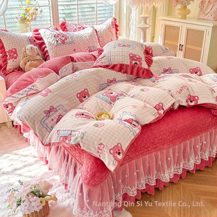 Lovos užtiesalos su nėrinių krašteliu, gėlių raštas, Milk Fleece, siūta, reaktyvus spausdinimas, keturių dalių komplektas