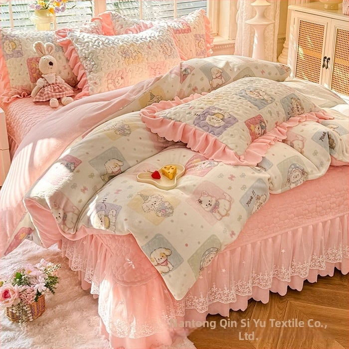 Lovos užtiesalos su nėrinių krašteliu, gėlių raštas, Milk Fleece, siūta, reaktyvus spausdinimas, keturių dalių komplektas