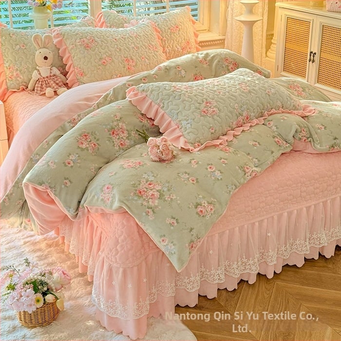 Lovos užtiesalos su nėrinių krašteliu, gėlių raštas, Milk Fleece, siūta, reaktyvus spausdinimas, keturių dalių komplektas