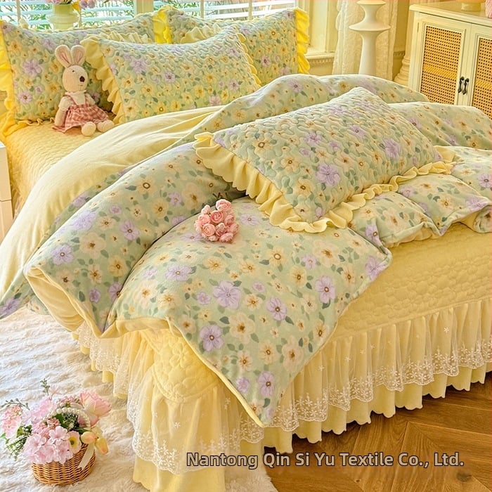 Lovos užtiesalos su nėrinių krašteliu, gėlių raštas, Milk Fleece, siūta, reaktyvus spausdinimas, keturių dalių komplektas