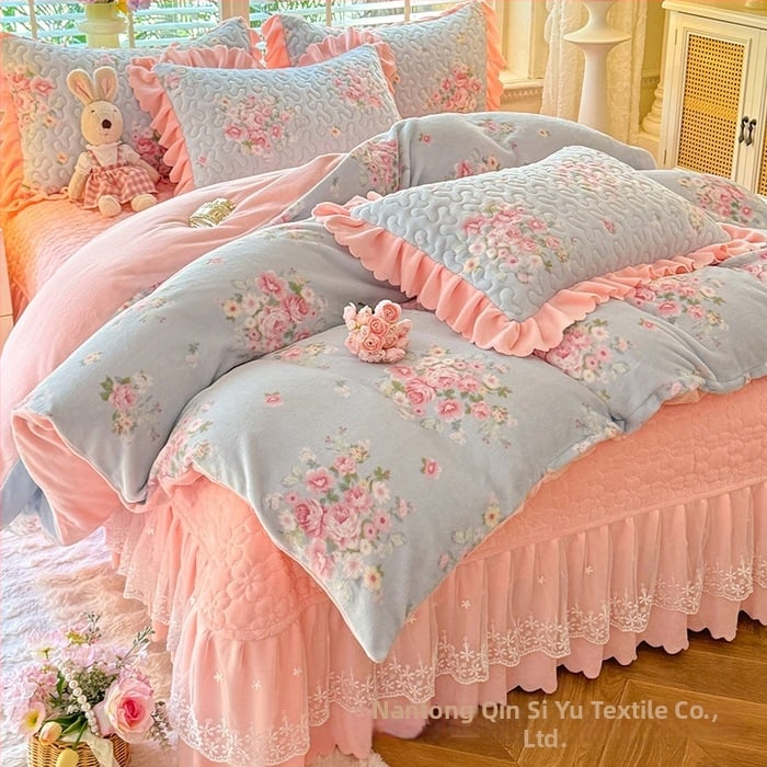 Lovos užtiesalos su nėrinių krašteliu, gėlių raštas, Milk Fleece, siūta, reaktyvus spausdinimas, keturių dalių komplektas