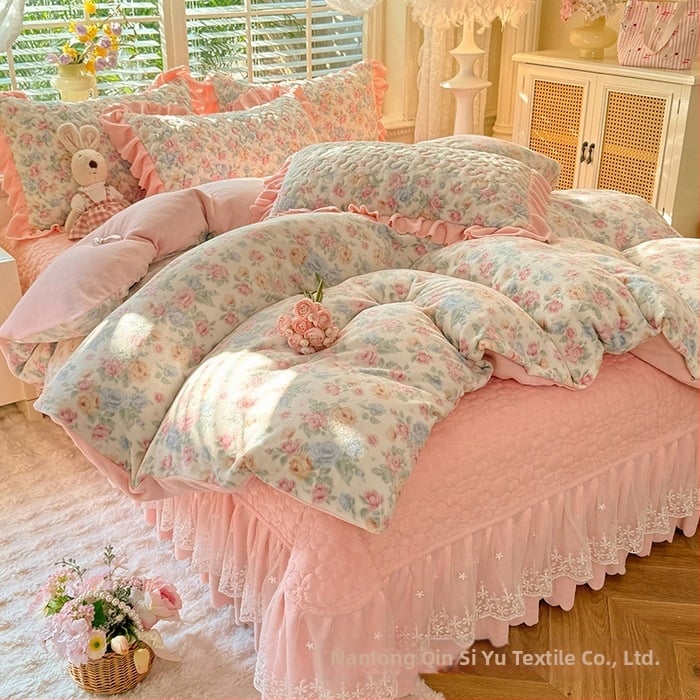 Lovos užtiesalos su nėrinių krašteliu, gėlių raštas, Milk Fleece, siūta, reaktyvus spausdinimas, keturių dalių komplektas
