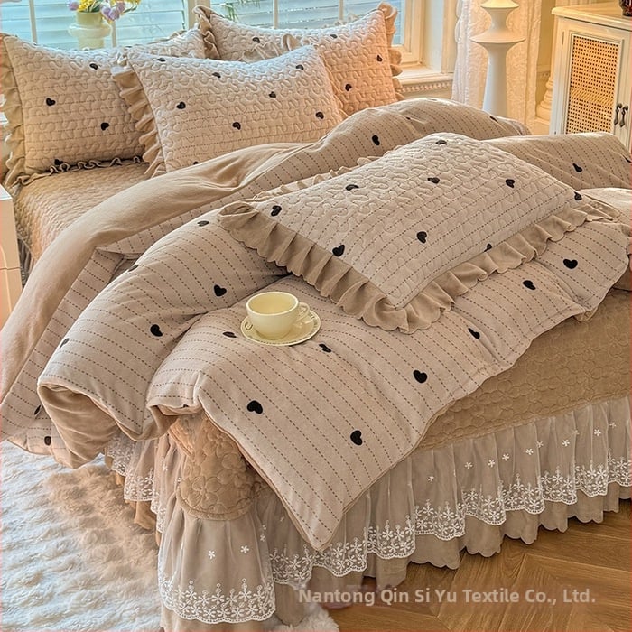 Lovos užtiesalos su nėrinių krašteliu, gėlių raštas, Milk Fleece, siūta, reaktyvus spausdinimas, keturių dalių komplektas