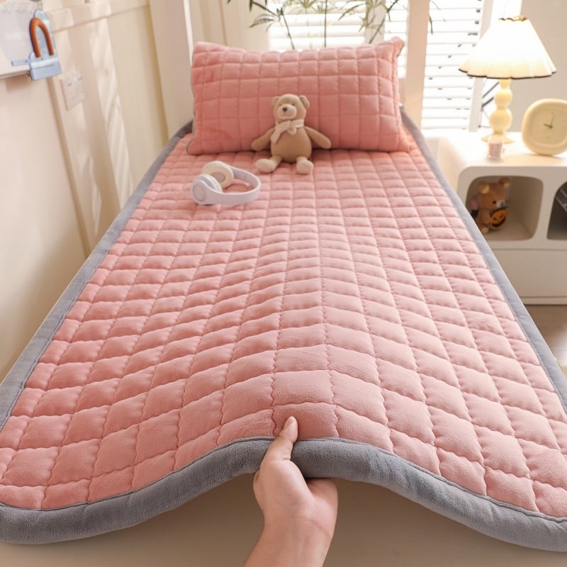 Pieno veliūro lovos užvalkalas, siuvinėtas, reagtyvus dažymas, svoris 1000–1500 g