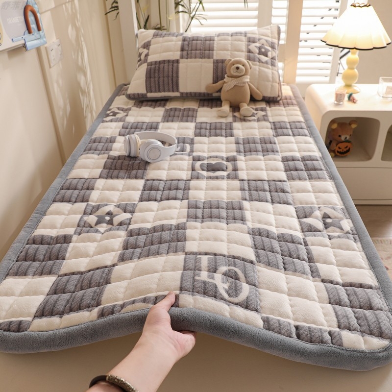 Pieno veliūro lovos užvalkalas, siuvinėtas, reagtyvus dažymas, svoris 1000–1500 g