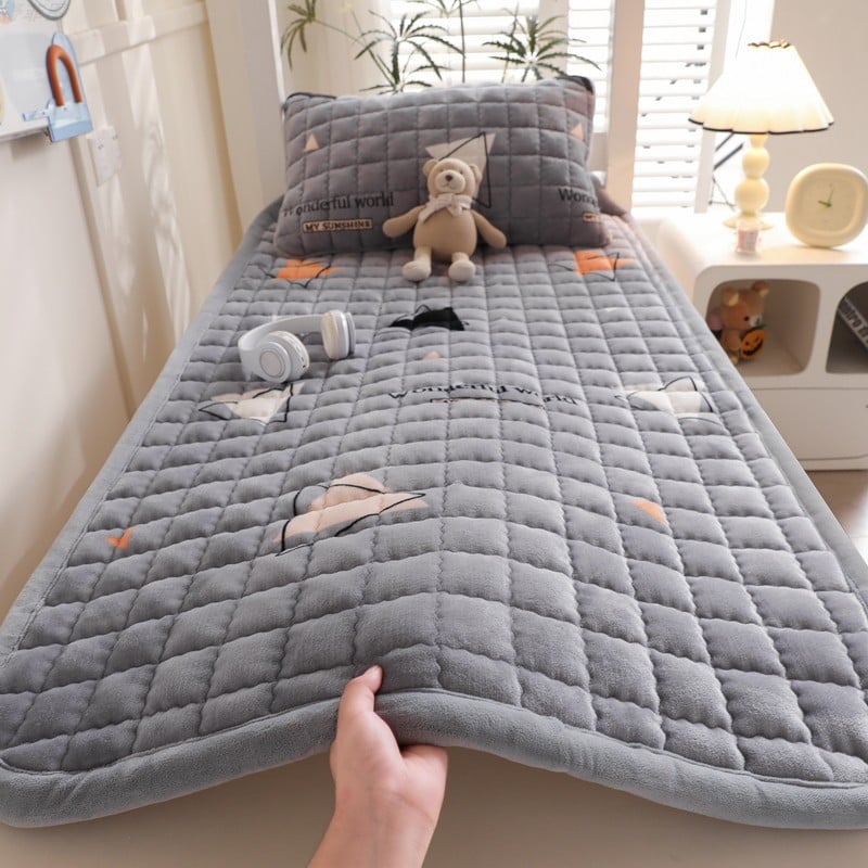 Pieno veliūro lovos užvalkalas, siuvinėtas, reagtyvus dažymas, svoris 1000–1500 g