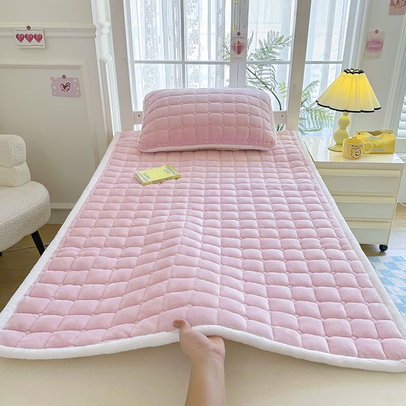 Pieno veliūro lovos užvalkalas, siuvinėtas, reagtyvus dažymas, svoris 1000–1500 g