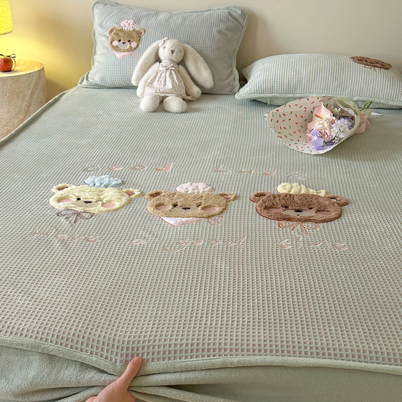 Trys dalių patalynės komplektas su animaciniu piešiniu, sintetinių pluoštų su reaktyviu dažymu, įtemptas lakštas