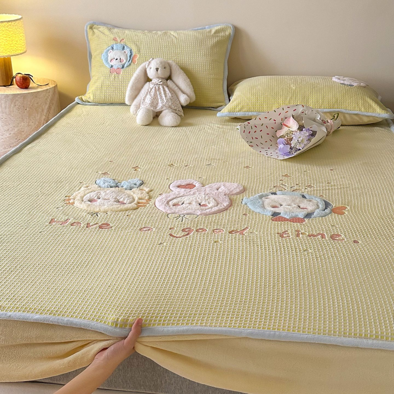 Trys dalių patalynės komplektas su animaciniu piešiniu, sintetinių pluoštų su reaktyviu dažymu, įtemptas lakštas