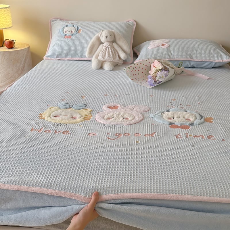 Trys dalių patalynės komplektas su animaciniu piešiniu, sintetinių pluoštų su reaktyviu dažymu, įtemptas lakštas