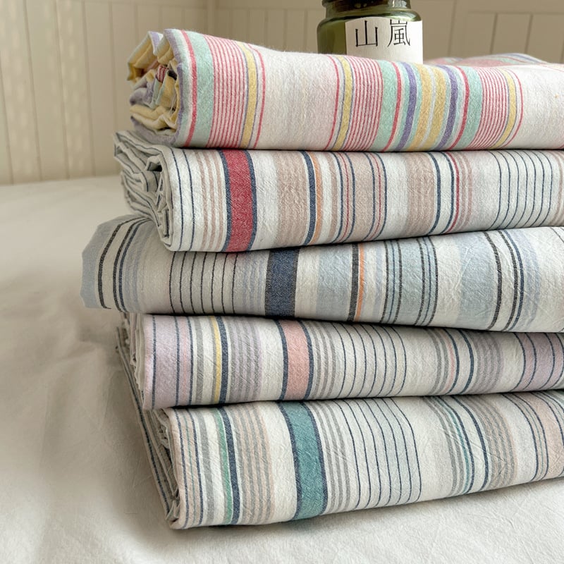 Medvilninis patalynės komplektas studentų bendrabutyje – dryžių raštas, twill audinys, reaktyvinis spausdinimas ir dažymas, audinio tankis 133x72, siūlų skaičius 40