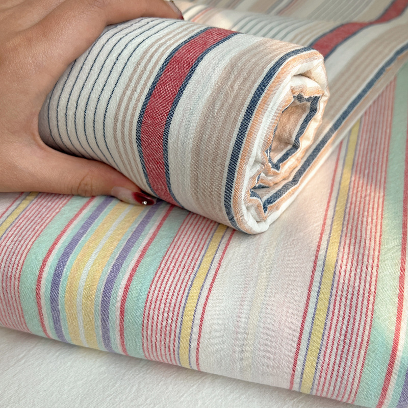 Medvilninis patalynės komplektas studentų bendrabutyje – dryžių raštas, twill audinys, reaktyvinis spausdinimas ir dažymas, audinio tankis 133x72, siūlų skaičius 40