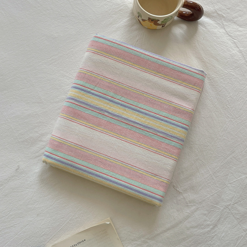 Medvilninis patalynės komplektas studentų bendrabutyje – dryžių raštas, twill audinys, reaktyvinis spausdinimas ir dažymas, audinio tankis 133x72, siūlų skaičius 40