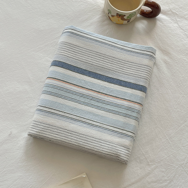 Medvilninis patalynės komplektas studentų bendrabutyje – dryžių raštas, twill audinys, reaktyvinis spausdinimas ir dažymas, audinio tankis 133x72, siūlų skaičius 40