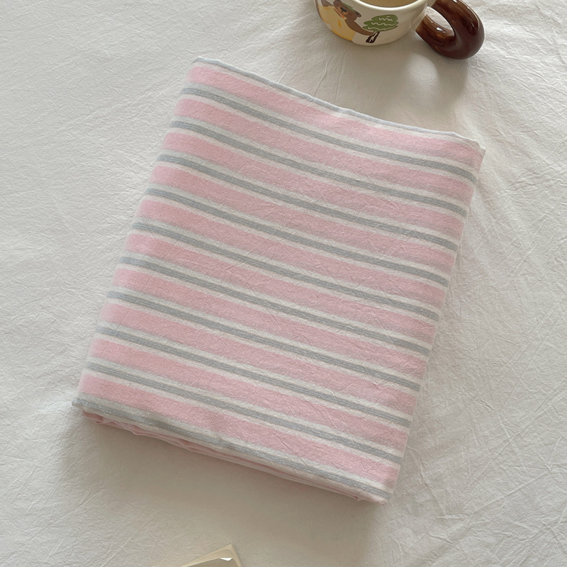 Medvilninis patalynės komplektas studentų bendrabutyje – dryžių raštas, twill audinys, reaktyvinis spausdinimas ir dažymas, audinio tankis 133x72, siūlų skaičius 40