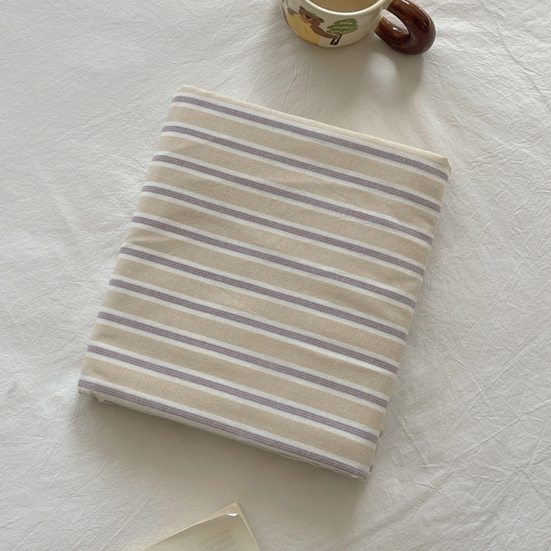 Medvilninis patalynės komplektas studentų bendrabutyje – dryžių raštas, twill audinys, reaktyvinis spausdinimas ir dažymas, audinio tankis 133x72, siūlų skaičius 40