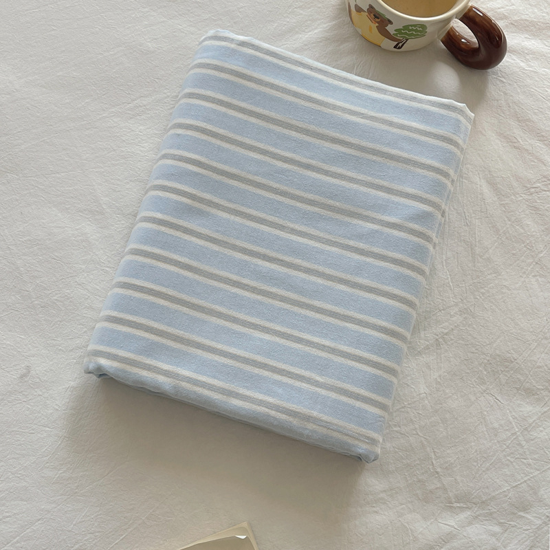 Medvilninis patalynės komplektas studentų bendrabutyje – dryžių raštas, twill audinys, reaktyvinis spausdinimas ir dažymas, audinio tankis 133x72, siūlų skaičius 40