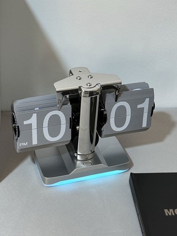 Ρολόι επιτραπέζιο με μπαταρία, κίνηση Wonderful moment, μεταλλικό περίβλημα και μεταλλικός καντράν