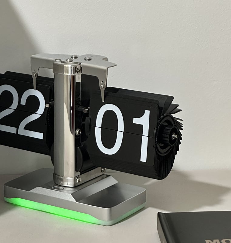 Ρολόι επιτραπέζιο με μπαταρία, κίνηση Wonderful moment, μεταλλικό περίβλημα και μεταλλικός καντράν