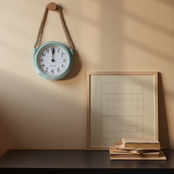 Ρολόι τοίχου σε σκανδιναβικό μινιμαλισμό, μεταλλικό περίβλημα και καντράν, κίνηση με μπαταρία quartz με sweep δεύτερο, στρογγυλός σχεδιασμός για καθιστικό