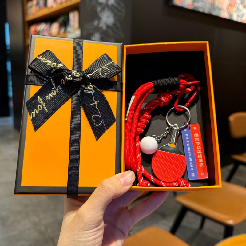 Adore lauatennise võtmehoidja seljakoti ripatsiga – nailon, sportlik stiil, eraldi pakendatud, ideaalne lõpetamise kingitus