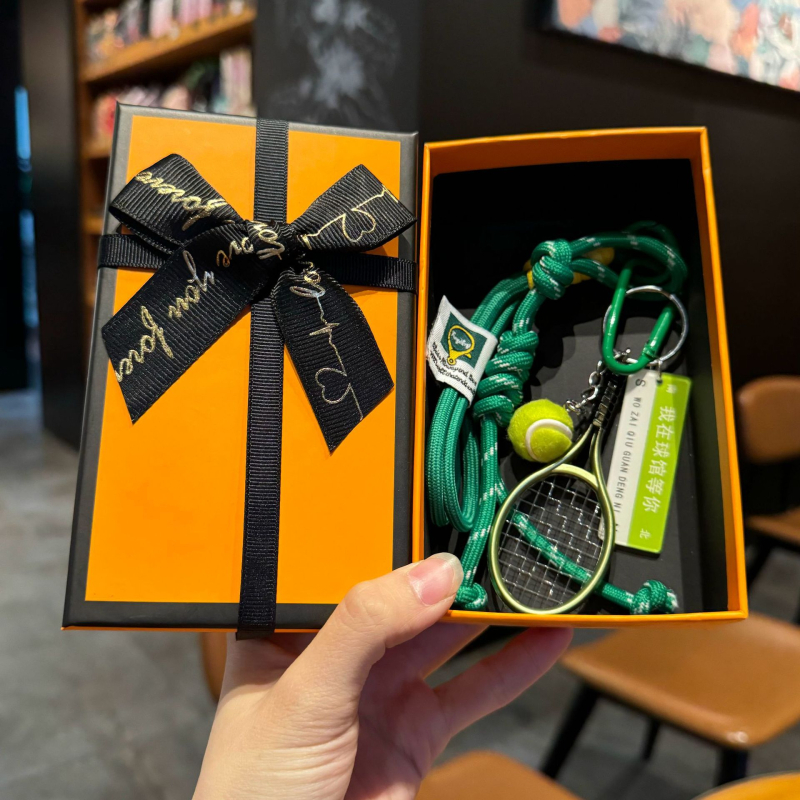 Adore lauatennise võtmehoidja seljakoti ripatsiga – nailon, sportlik stiil, eraldi pakendatud, ideaalne lõpetamise kingitus