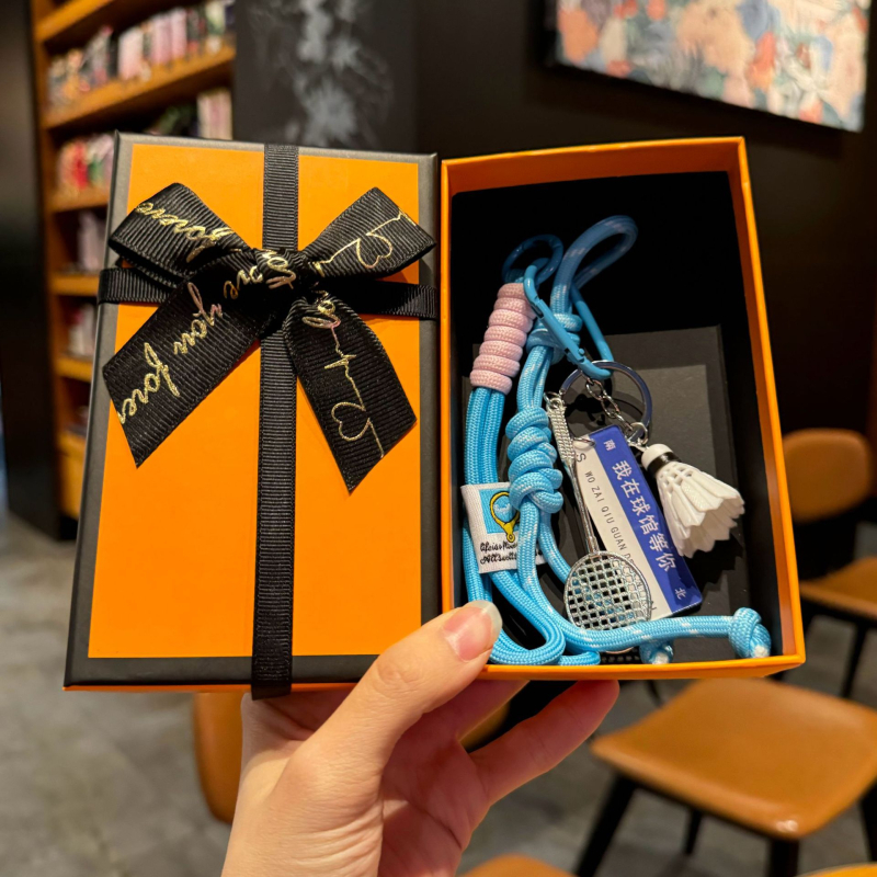 Adore lauatennise võtmehoidja seljakoti ripatsiga – nailon, sportlik stiil, eraldi pakendatud, ideaalne lõpetamise kingitus