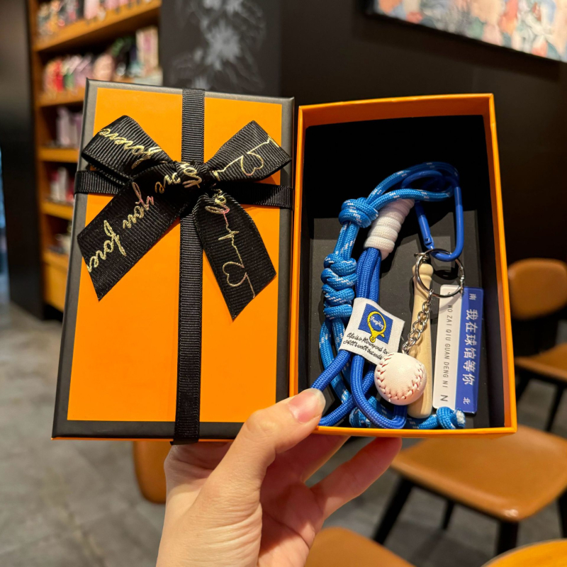 Adore lauatennise võtmehoidja seljakoti ripatsiga – nailon, sportlik stiil, eraldi pakendatud, ideaalne lõpetamise kingitus