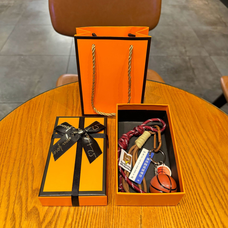 Adore lauatennise võtmehoidja seljakoti ripatsiga – nailon, sportlik stiil, eraldi pakendatud, ideaalne lõpetamise kingitus