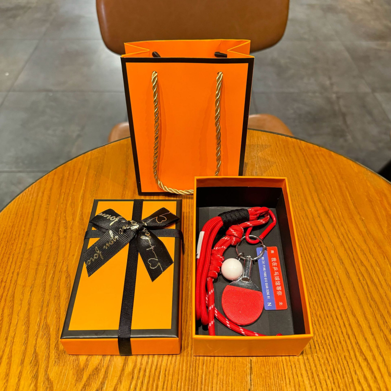 Adore lauatennise võtmehoidja seljakoti ripatsiga – nailon, sportlik stiil, eraldi pakendatud, ideaalne lõpetamise kingitus