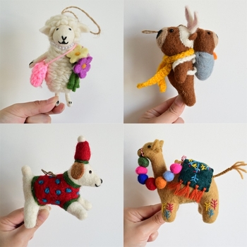 Rankų darbo vilnos filco pakabukas kuprinei – pudelis jauniklis, mažų gyvūnėlių raštas, saldus ir šaltas stilius, asmeninė tendencija, 2025 ruduo