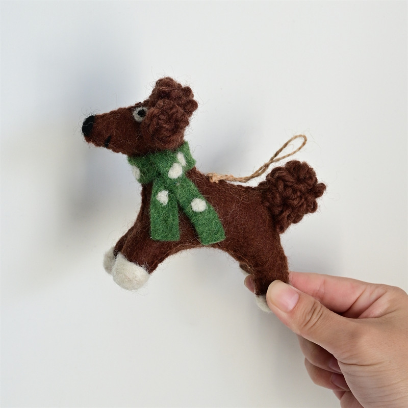 Rankų darbo vilnos filco pakabukas kuprinei – pudelis jauniklis, mažų gyvūnėlių raštas, saldus ir šaltas stilius, asmeninė tendencija, 2025 ruduo