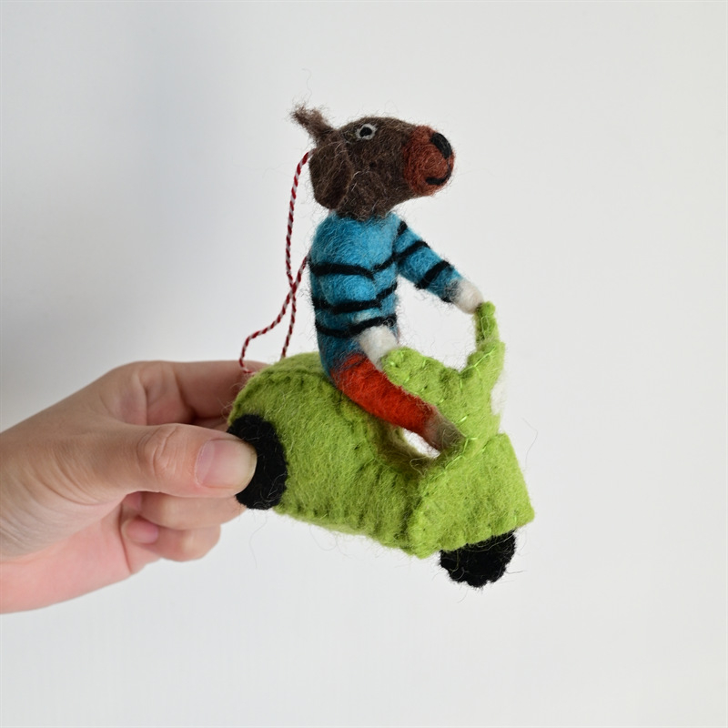 Rankų darbo vilnos filco pakabukas kuprinei – pudelis jauniklis, mažų gyvūnėlių raštas, saldus ir šaltas stilius, asmeninė tendencija, 2025 ruduo